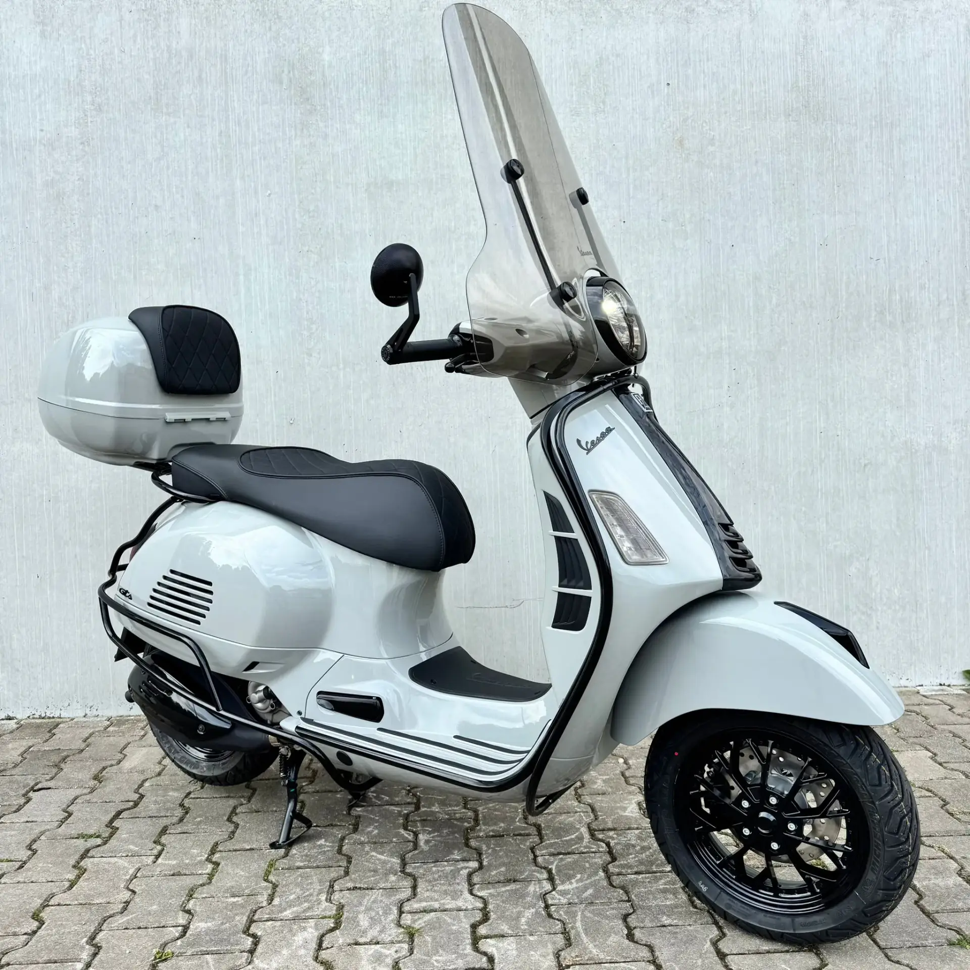 Vespa GTS310 Custom Chalk Grey 2026