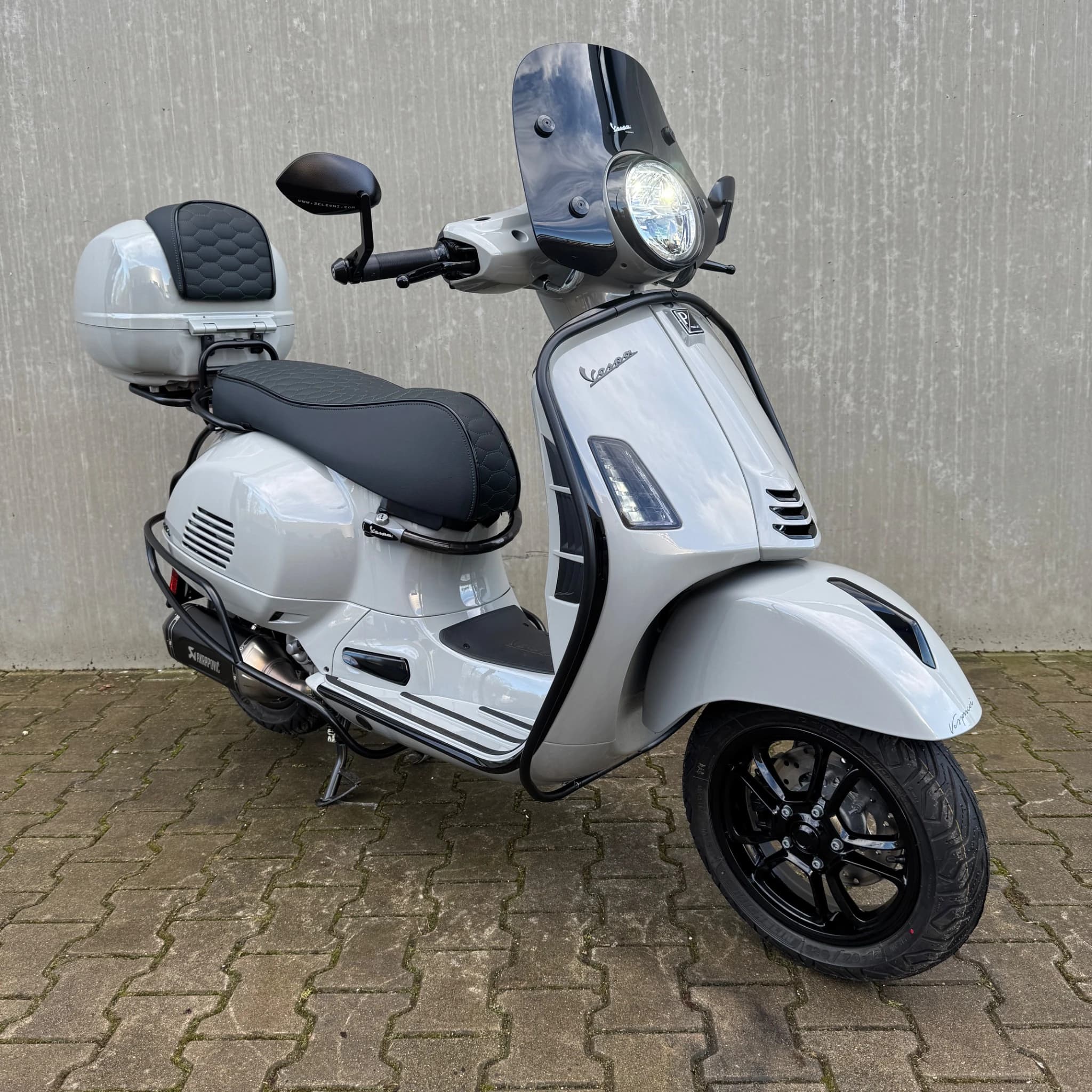 Vespa GTS310 Custom Chalk Grey Akrapovic 2026