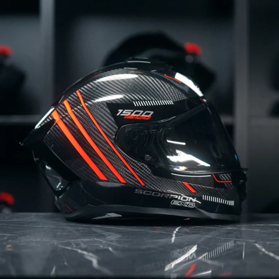 Scorpion EXO-1500 Carbon in glanzend zwart met rode accentstrepen