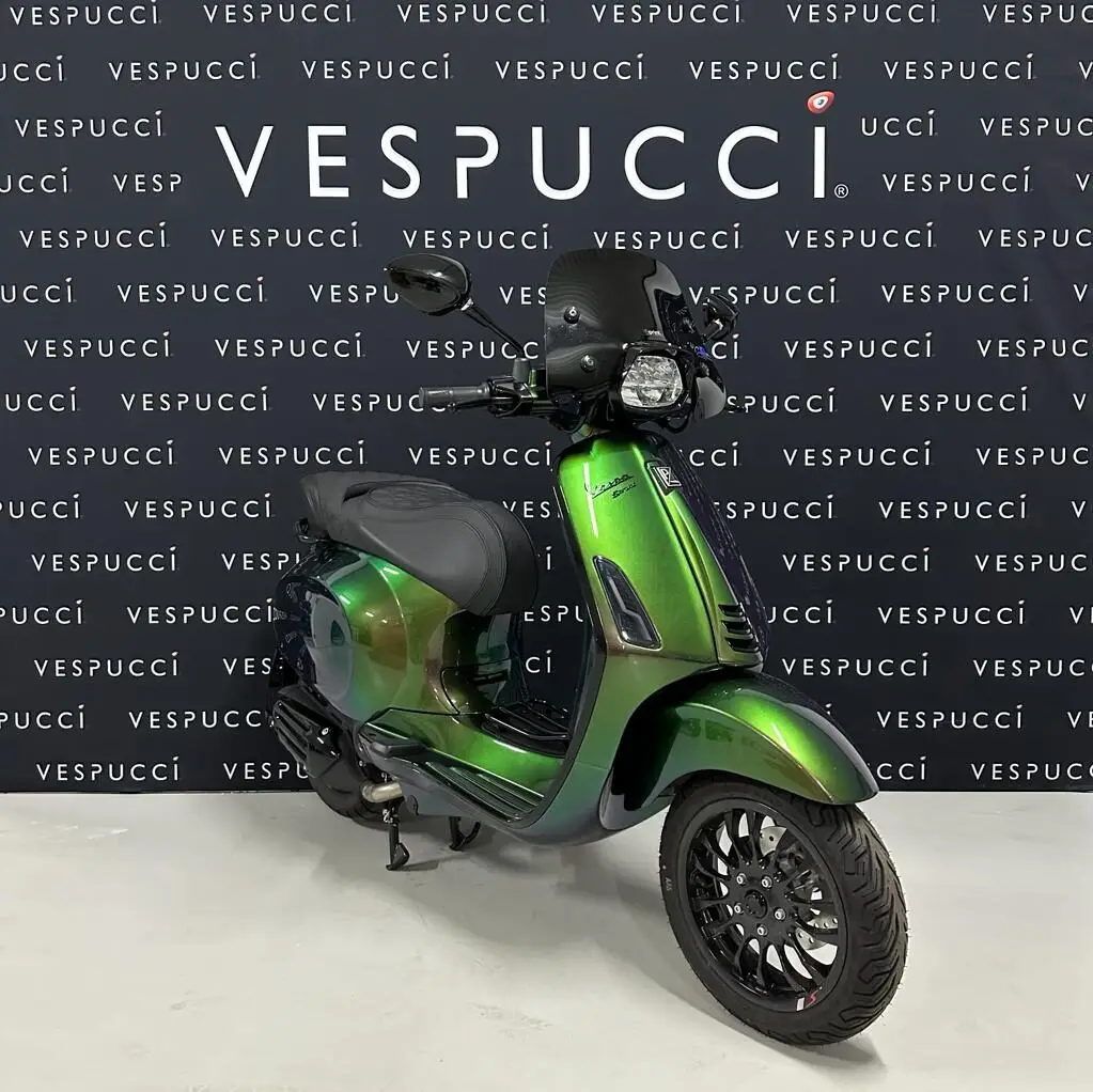 Vespa Sprint - Green to Purple