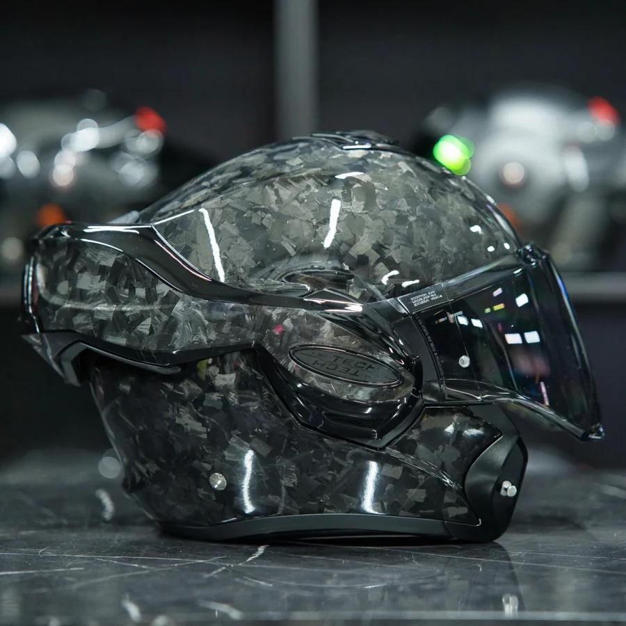 Scorpion EXO-TECH EVO ONYX Forged Carbon motorhelm met een opvallende carbonvezelafwerking, donker vizier en innovatief ontwerp voor maximale veiligheid en comfort.