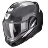Een modulaire motorhelm met een carbon buitenlaag in zwart en wit, de Scorpion Exo-Tech Evo Carbon Rover, die geavanceerde bescherming en stijl biedt.