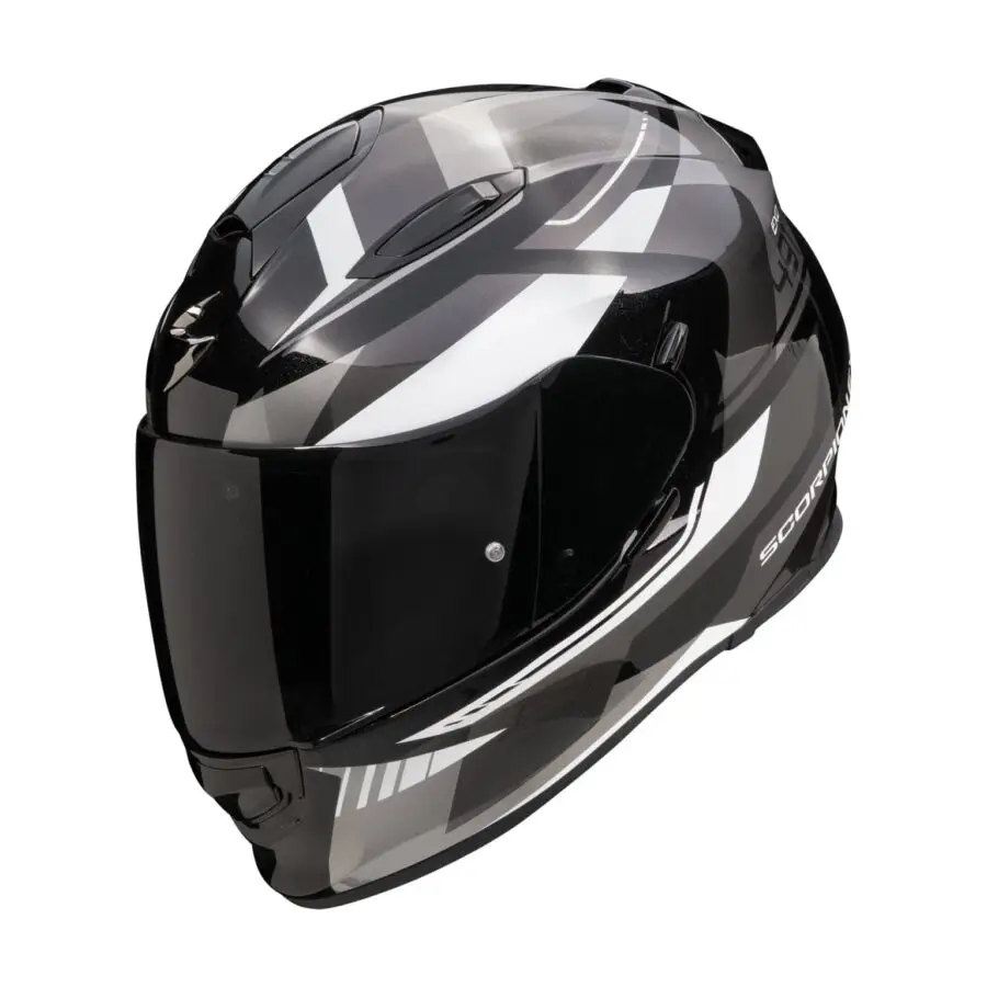 Een motorhelm in zwart, zilver en wit, de Scorpion Exo-491 Abilis, die stijl en bescherming biedt met een sportief ontwerp.