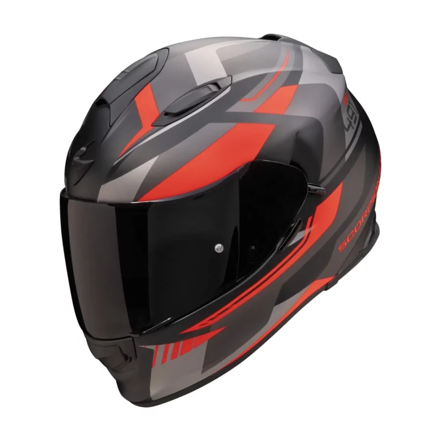 Een sportieve motorhelm in mat zwart, zilver en rood, de Scorpion Exo-491 Abilis, die comfort en bescherming biedt met een modern design.