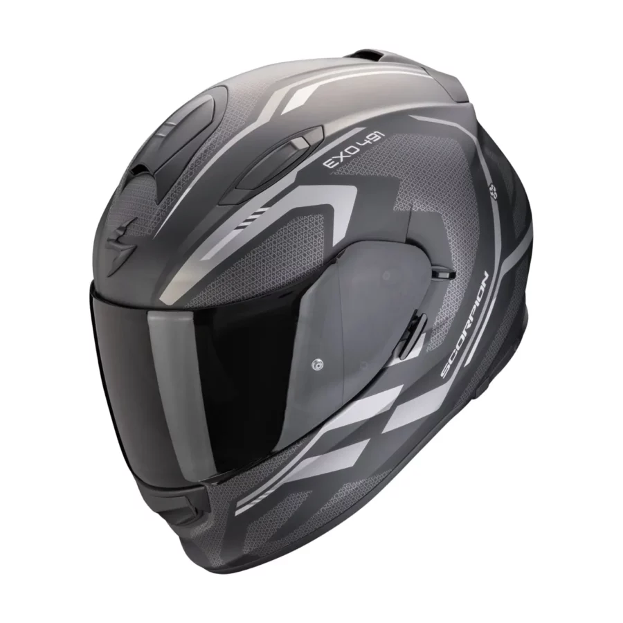 Een matzwarte motorhelm met zilverkleurige grafische accenten, de Scorpion EXO-491 Kripta, ontworpen voor sportieve en veelzijdige prestaties.