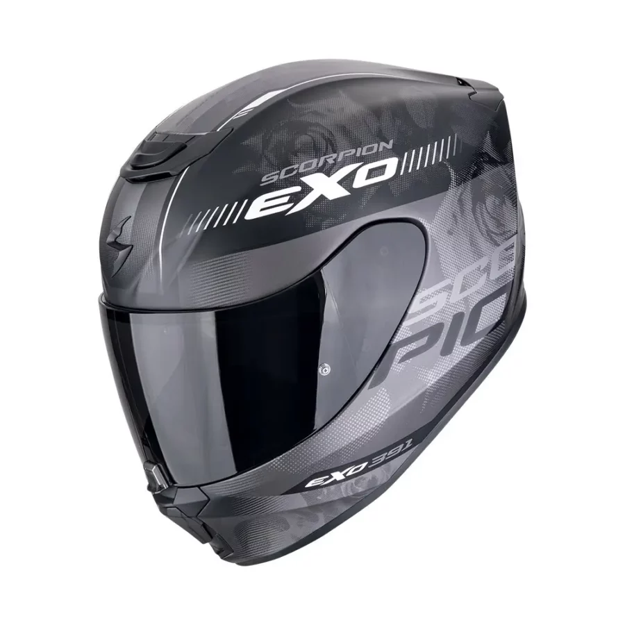 Een motorhelm in mat zwart en zilver, de Scorpion Exo-391 Ava, die stijl en geavanceerde bescherming biedt voor rijders.