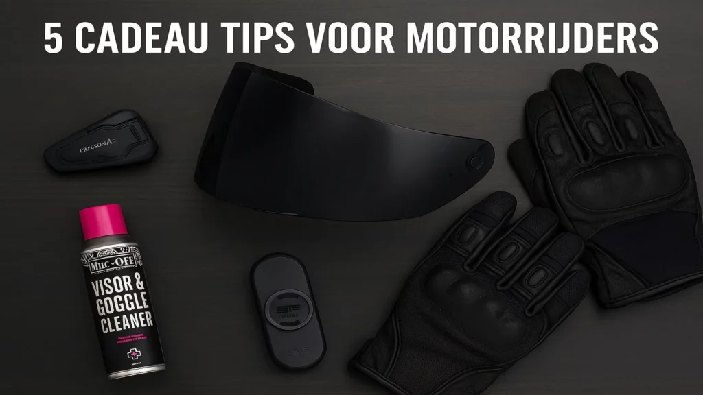 Motorcadeau inspiratie | Cardo intercom, donker vizier, motorhandschoenen en Muc-Off reiniger op houten ondergrond
