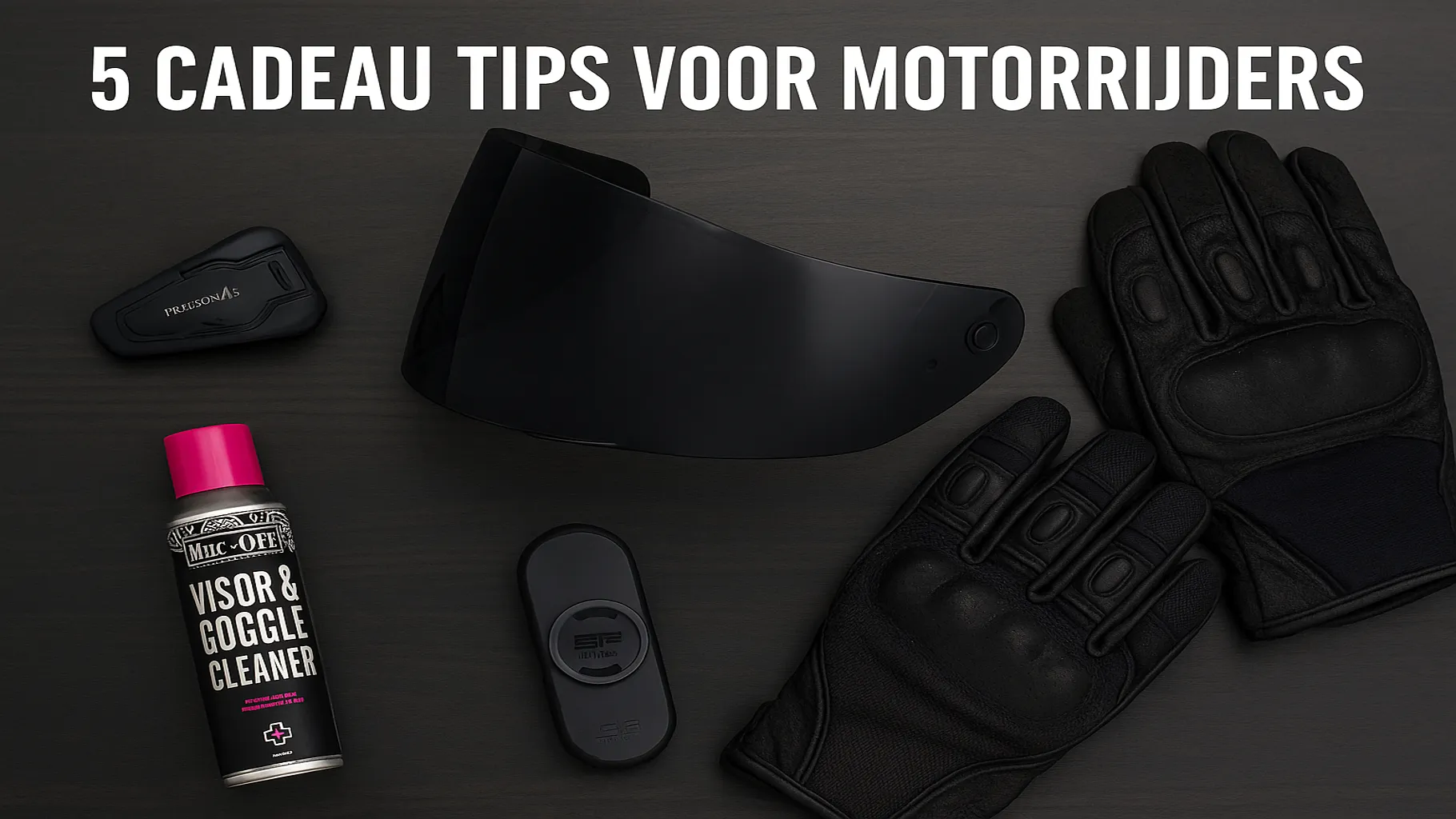 Motorcadeau inspiratie | Cardo intercom, donker vizier, motorhandschoenen en Muc-Off reiniger op houten ondergrond